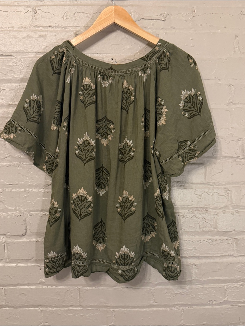 Old Navy Lace Trim Floral Rayon Blend Flutter Sleeve Blouse Top - Picture 2 of 6